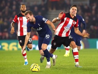 Harry Kane (v modrom) počas zápasu proti Southamptonu.