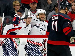 Jevgenij Kuznecov (vľavo), Alexander Ovečkin (v strede) a Jordan Staal v zápase NHL 2019/2020 Carolina Hurricanes - Washington Capitals.