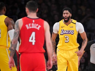 LeBron James (vľavo), JJ Redick (v strede) a Anthony Davis v zápase NBA 2019/2020 Los Angeles Lakers - New Orleans Pelicans.