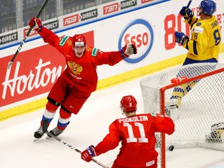 Radosť Rusov po strelenom góle v predĺžení v semifinále MS v hokeji do 20 rokov 2020 Švédsko - Rusko.