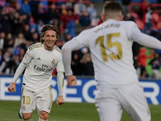 Luka Modrič (vľavo) a Federico Valverde v zápase 19. kola La Ligy 2019/2020 Getafe CF Real Madrid.