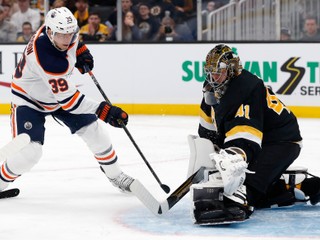 Alex Chiasson (vľavo) a Jaroslav Halák v zápase NHL 2019/2020 Boston Bruins - Edmonton Oilers.