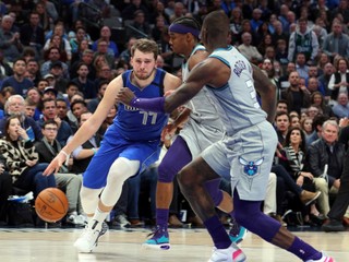 Luka Dončič (vľavo).