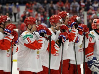 Smutní mladí ruskí hokejisti po finále MS hráčov do 20 rokov v Ostrave proti Kanade.
