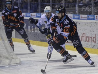 Samuel Rácz (uprostred) z HK Nitra a Dávid Skokan (vpravo) z HC Košice počas hokejového zápasu 38. kola základnej časti Tipsport ligy 2019/2020 medzi HC Košice - HK Nitra.