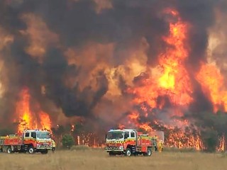 Hasiči sa snažia chrániť domy pred požiarom v austrálskom Charmhavene, 31. december 2019.