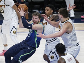 Luka Dončič (vľavo).