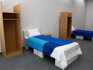 Postele z tvrdej lepenky na OH 2020.