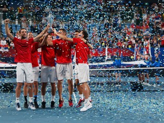 Srbská radosť po zisku trofeje na ATP Cupe.