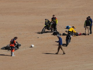 Toby Price (celkom vľavo) a Štefan Svitko pri motocykli a tele zosnulého Paula Goncalvesa.