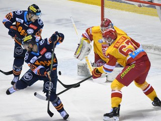 Košickí hokejisti si po víťazstve nad Trenčínom udržali vedúcu priečku v tabuľke.