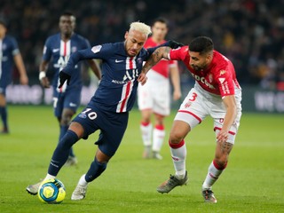 Neymar (vľavo) a Guillermo Maripan v súboji počas zápasu Paríž Saint Germain - AS Monaco.