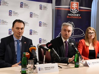 Zľava prezident Slovenského zväzu ľadového hokeja Miroslav Šatan, predseda Košického samosprávneho kraja Rastislav Trnka a vpravo riaditeľka Organizačného výboru MS18 Aneta Büdi.