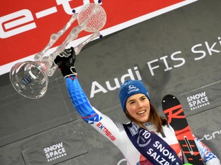 Petra Vlhová s trofejou za víťazstvo v slalome vo Flachau 2020.