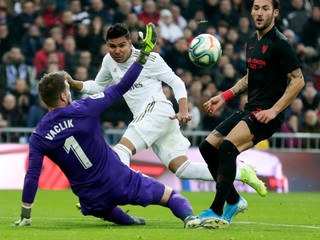 Casemiro strieľa gól do siete FC Sevilla.