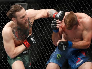 Conor McGregor (vľavo) a Donald Cowboy Cerrone v súboji UFC.