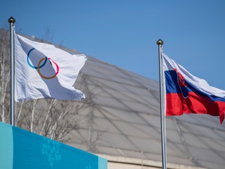 Olympijská a slovenská vlajka - ilustračná fotografia.