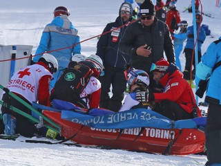Aline Daniothová v opatere zdravotníkov.
