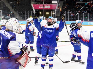 Hráčky Slovenska oslavujú zisk bronzových medailí po víťazstve nad Švajčiarskom 2:1 na zimných olympijských hrách mládeže vo švajčiarskom Lausanne. 