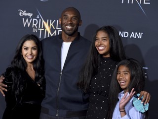 Kobe Bryant s manželkou a deťmi.