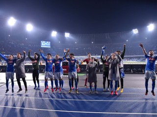 Stanislav Lobotka (piaty zľava) oslavuje triumf nad Juventusom.