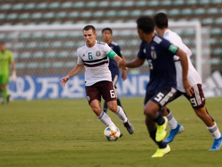 Eugenio Pizzuto (s loptou).