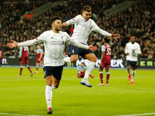Alex Oxlade-Chamberlain (vľavo) a Roberto Firmino z Liverepool FC.