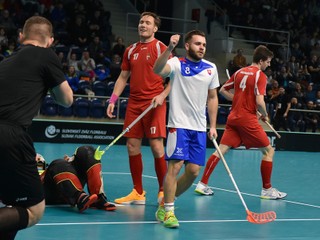 Martin Kubovič (uprostred) sa teší z gólu v zápase Slovensko - Maďarsko.
