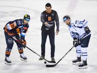 Brankár hádzanárov Košice Crows Filip Fabišík vhadzuje úvodné buly v zápase Košice - Poprad.