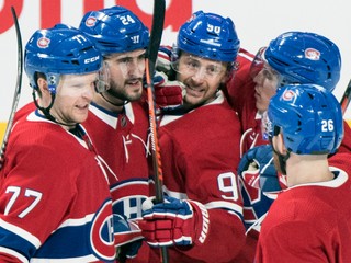 Slovenský útočník Tomáš Tatar (v strede) po strelení gólu.