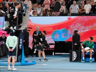 Novak Djokovič protestuje u rozhodcu Damiena Dumusoisa vo finále Australian Open 2020.
