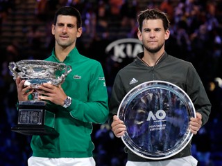 Novak Djokovič a Dominic Thiem s trofejami po finále Australian Open 2020.