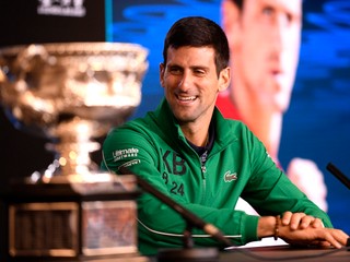 Novak Djokovič s trofejou pre víťaza Australian Open.