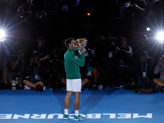 Srbský tenista Novak Djokovič drží trofej po víťazstve nad Rakúšanom Dominicom Thiemom vo finále mužskej dvojhry na grandslamovom turnaji Australian Open.