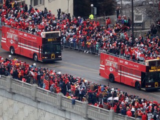 Hráči Kansas City Chiefs prechádzali mestom v otvorenom autobuse.