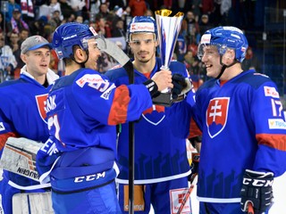 Slovenskí hokejisti sa radujú z víťazstva na Kaufland Cupe. Zľava Andrej Košarišťan, Dominik Graňák, Branislav Rapáč a Marcel Haščák.
