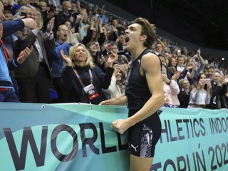 Švédsky skokan o žrdi Armand Duplantis sa teší po vytvorení svetového rekordu.