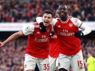 Nádej Arsenalu Gabriel Martinelli (vľavo) a Nicolas Pepe.