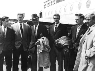 Na archívnej snímke zo 7. augusta 1959 futbalisti Manchesteru United a tréner klubu - zľava - Denis Violet, Bill Foulkes, tréner Matt Busby, Harry Gregg, Albert Scanlon a Bobby Charlton počas návštevy mníchovského letiska, kde zahynuli v roku 1958 ôsmi futbalisti United.