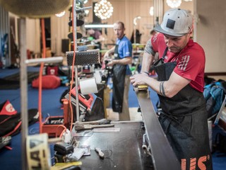 Servismani Petry Vlhovej Matteo Baldissarutti (vpravo) a Pierluigi Parravicini pripravujú lyže počas Svetového pohára alpských lyžiarok v slovinskom lyžiarskom stredisku Kranjska Gora 15. 02. 2020.