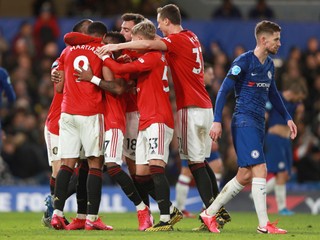 Radosť hráčov Manchester United na pôde Chelsea FC.