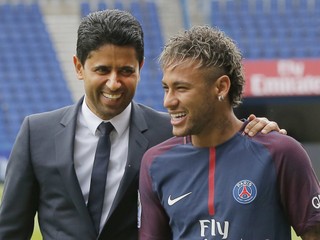Na snímke vpravo brazílsky futbalový útočník Neymar, vľavo prezident klubu Paris Saint-Germain (PSG) Nasser Al-Khelaifi na štadióne PSG v Paríži 4. augusta 2017.