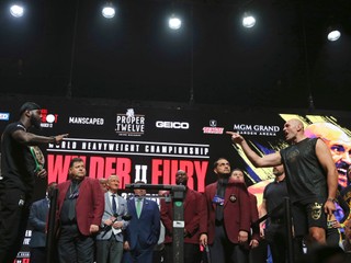 Deontay Wilder (vľavo) a na druhej strane Tyson Fury počas váženia pred odvetou o titul organizácie WBC.