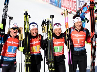 Nórky Marte Olsbuová Roeiselandová, Tiril Eckhoffová, Ingrid Landmark Tandrevoldová a Synnoeve Solemdalová vyhral štafetu na MS v biatlone 2020 v Anterselve.