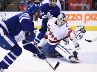 David Ayres (vpravo) a jeho zákrok v zápase Toronto Maple Leafs a Carolina Hurricanes.