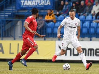 Petar Orlandič (vpravo) a kapitán Senice Joss Didiba v zápase 20. kola futbalovej Fortuna ligy medzi FK Senica - FC Spartak Trnava.