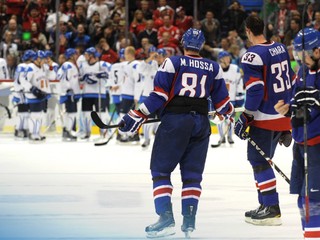Sklamaní slovenskí hokejisti sledujú fínsku radosť.