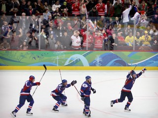 Slovenskí hokejisti sa tešia z výhry v zápase olympijského hokejového turnaja Švédsko - Slovensko. 