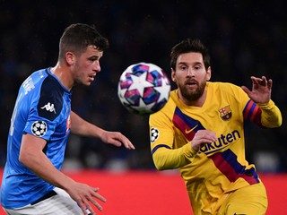 Lionel Messi (vpravo) proti Neapolu.