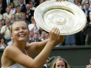 Na snímke z 3. júla 2004 tenistka Maria Šarapovová s víťaznou trofejou na grandslamovom turnaji vo Wimbledone.